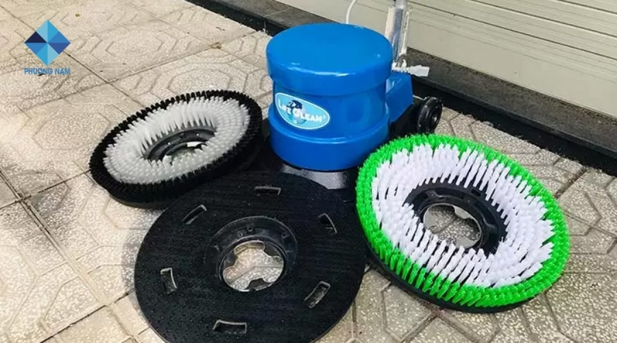 Kiểm tra và làm sạch bàn chải mâm gai gắn Pad