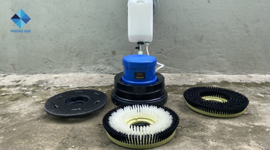 Thay bàn chải máy chà sàn công nghiệp 2