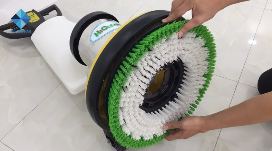 Thay bàn chải máy chà sàn công nghiệp 3