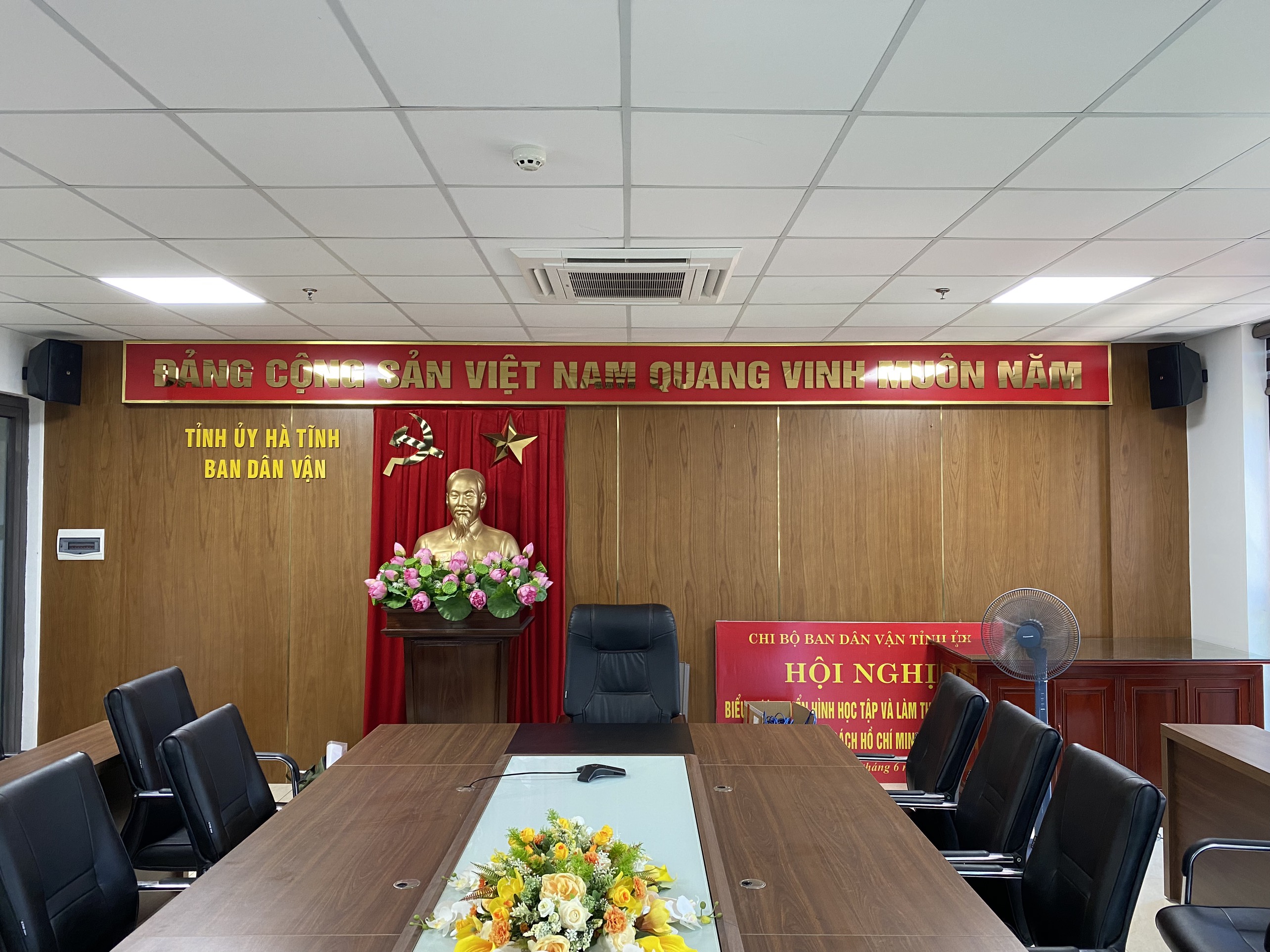 Lắp đặt thiết bị hội nghị trực tuyến tại UBND tỉnh Hà Tĩnh