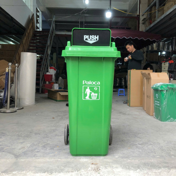 Thùng rác nhựa HDPE 120L nắp cao cửa đẩy xanh lá Paloca HTN120H-G1