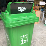 Thùng rác nhựa HDPE 120L nắp cao cửa đẩy xanh lá Paloca HTN120H-G1