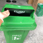 Thùng rác nhựa HDPE 120L nắp cao cửa đẩy xanh lá Paloca HTN120H-G1