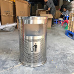 Thùng rác inox bán nguyệt có gạt tàn thuốc lá HTI-91C-L