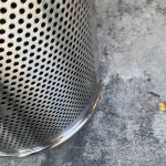 Thùng rác inox bán nguyệt có gạt tàn thuốc lá HTI-91C-L