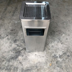 Thùng rác inox vuông có gạt tàn HTA34-B