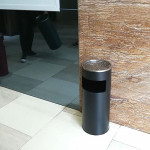 Thùng rác thép phun sơn màu đen tròn có gạt tàn Ø25 HTPSA35-A