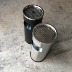 Thùng rác thép phun sơn màu đen tròn có gạt tàn Ø25 HTPSA35-A